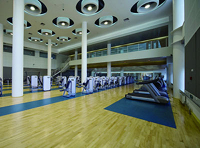 羽毛球塑胶运动地板更适合用在室内？