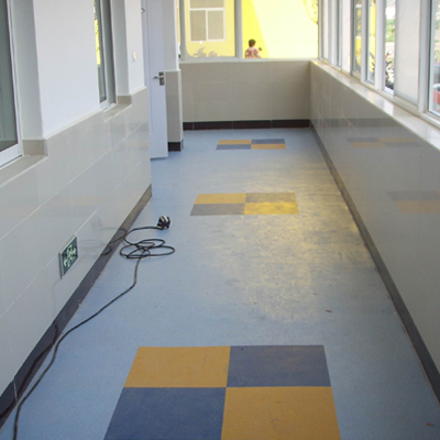 在铺装塑胶运动地板前要注意哪些问题？