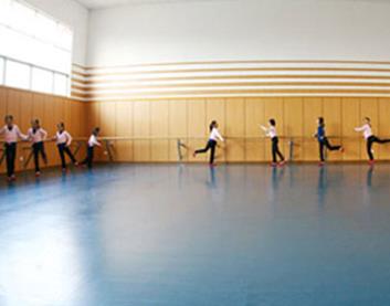 幼儿园塑胶地板如何挑。